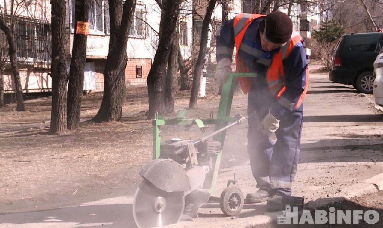 Латать ямы на дорогах начали в Хабаровске