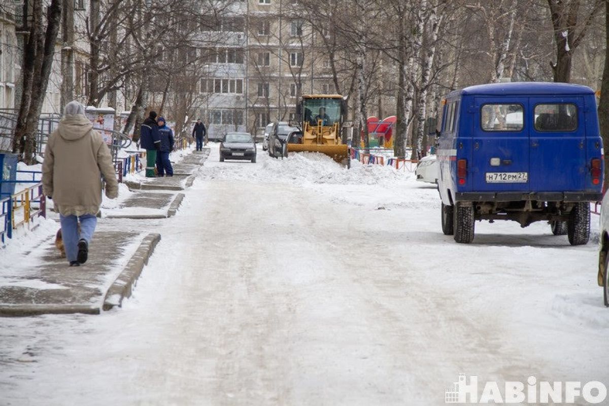 В Хабаровске начали штрафовать за неубранный снег