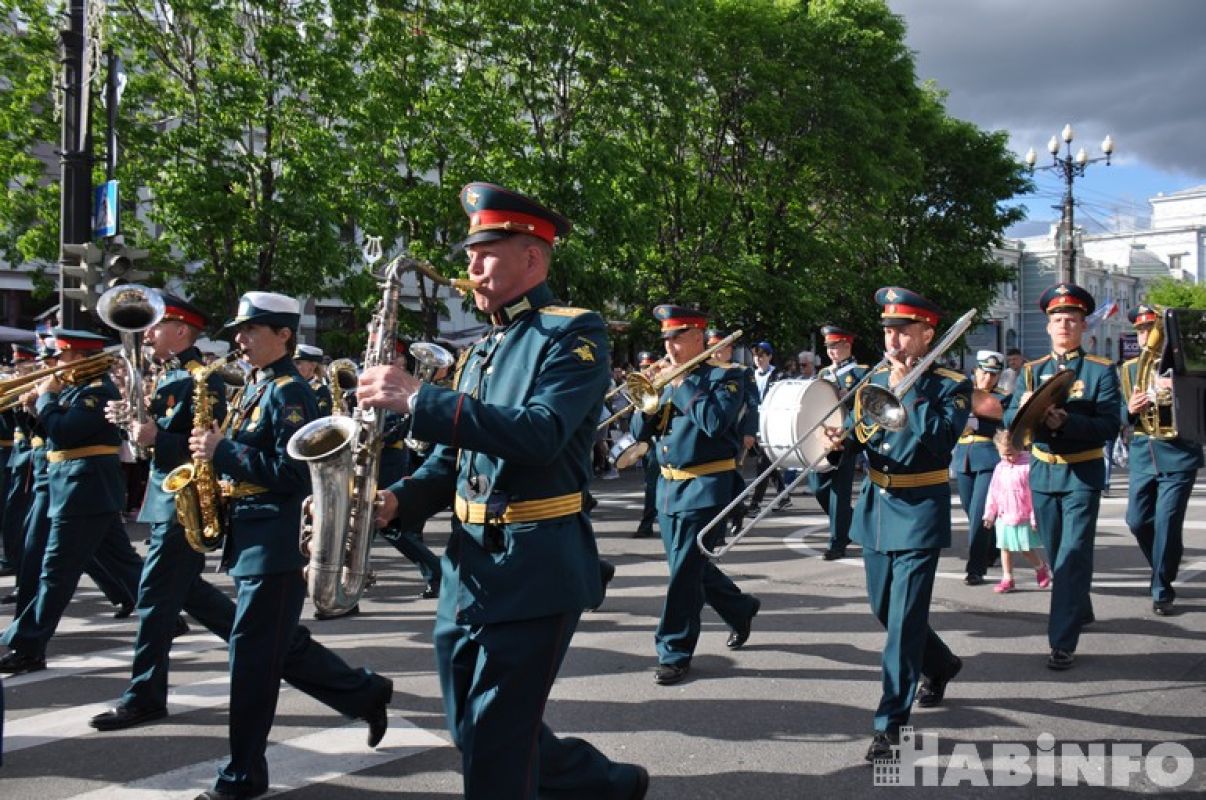 Хабаровчане прошлись по главной улице с оркестром
