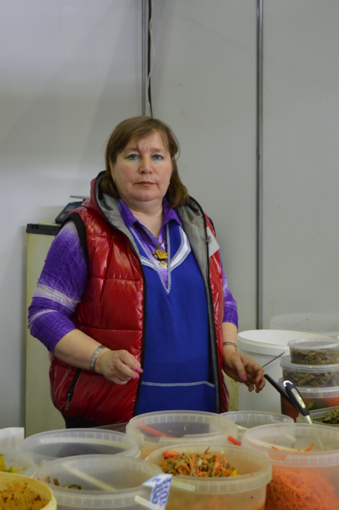 На ярмарке можно приобрести продукцию местных производителей, например, соленья от СПК "Тайфун" из с. Свечина