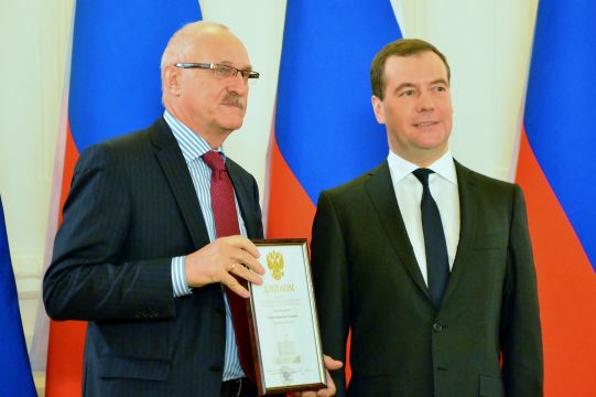Дмитрий МедведевКремле Станиславу Глухову премию правительства