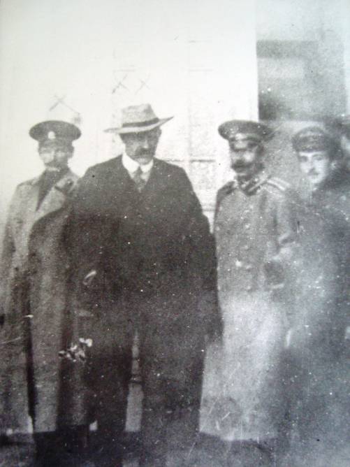 Владимир Арсеньев (слева) и Фритьоф Нансен на хабаровском вокзале, 1913 г.
