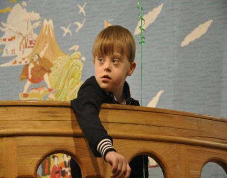 А пока Федя задумчиво держал воздушный шарик...