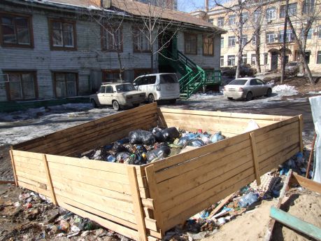 Жители дома №10 по улице Гоголя в Хабаровске вынуждены жить рядом со зловонной помойкой. Фото Андрея Скорына