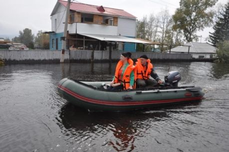 Работа спасателей в п. Менделеево Хабаровского края 12 сентября 2013 года. Фото пресс-службы МЧС России