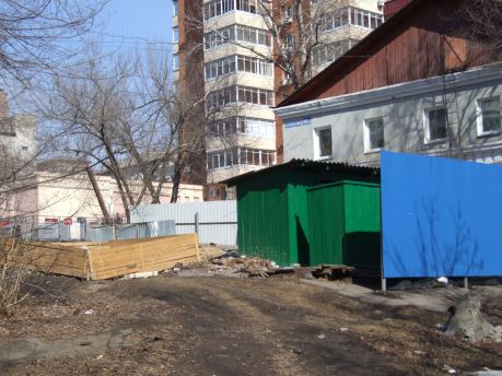 Рядом с помойкой - в дополнение - долгие годы работает деревянный туалет, куда ходят все, кому не лень. Фото Андрея Скорыны