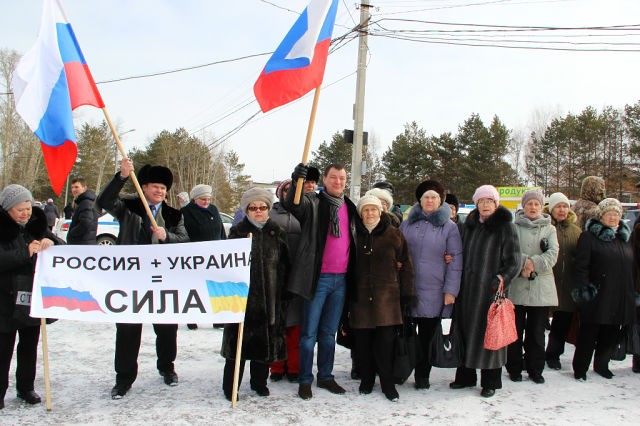 Жители Бычихи приветствовали автопробег песнями и плакатами, среди которых четко читалось: «Россия + Украина = сила!»