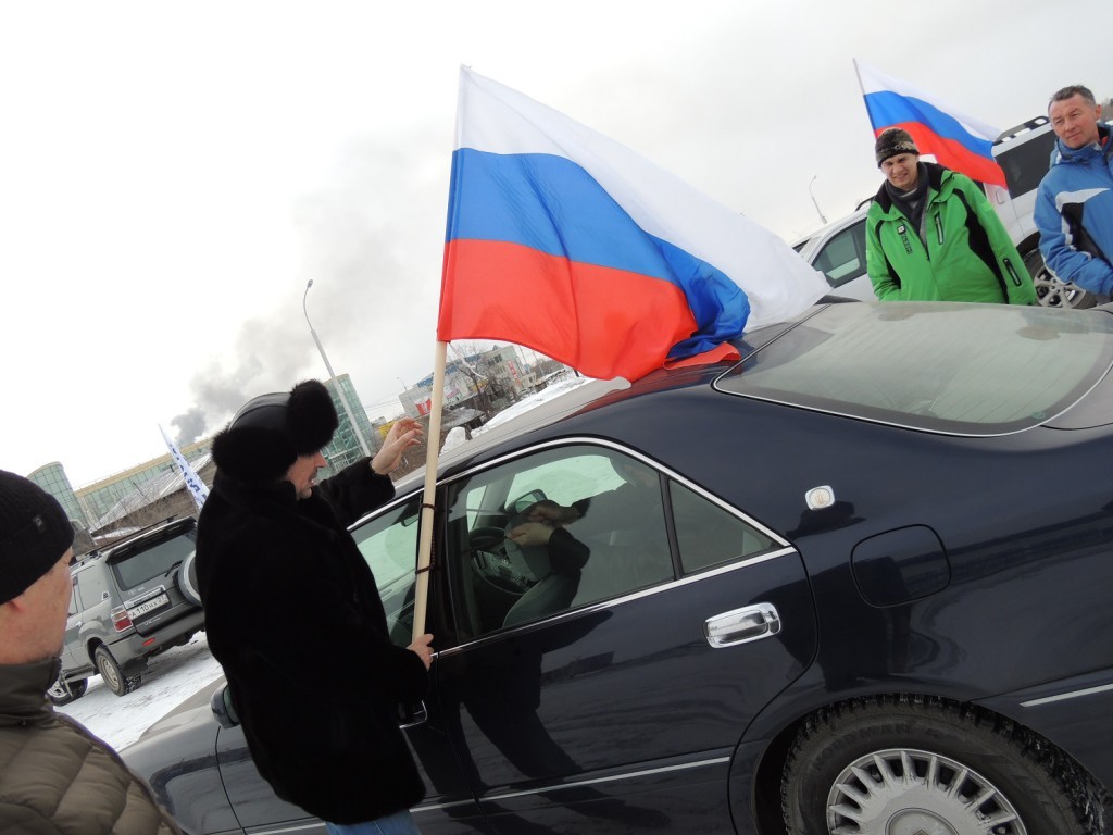 Ровно час понадобился движущейся под бело-сине-красными знаменами автоколонне, чтобы добраться до села Бычиха