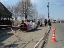 Также водитель на "Ниссане" снес рекламную конструкцию. Фото Олеси Шкирской