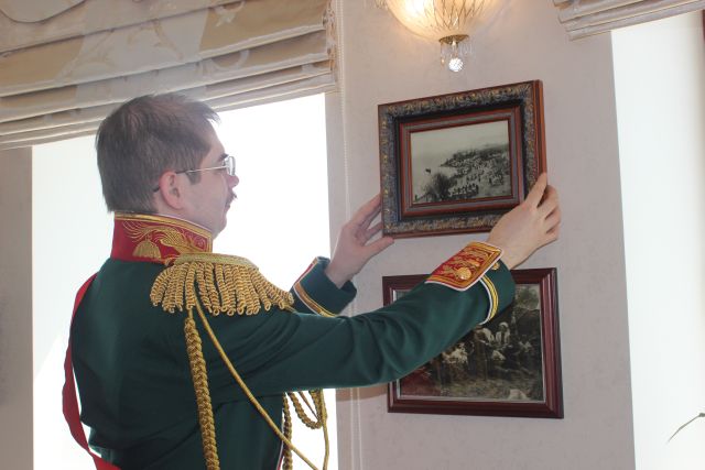 Граф Муравьев-Амурский по-хозяйски поправляет фотографию. Фото Катерины Ушаковой