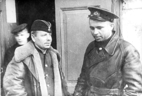 Слева направо: командир подводной лодки М-102 капитан-лейтенант Петр Васильевич Гладилин и капитан-лейтенант Александр Иванович Маринеско, тогда ещё командир подводной лодки М-96