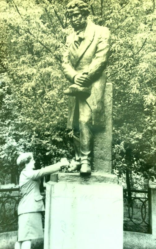 Памятник Пушкину в Хабаровске до реставрации. Еще бетонный. 1989 год