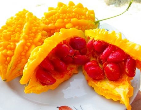 Внутри спелого плода - темно-рубиновые ягоды с семенами, вкус которых напоминает хурму