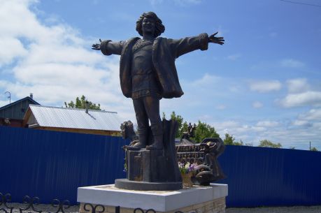 Памятник Кола Бельды в селе Синда