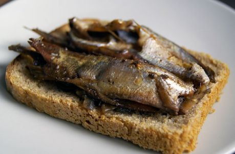 Замечательный вкус настоящие шпроты набирают не сразу, а 3-4 месяца "зреют".