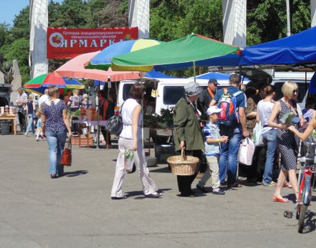 Ярмарка выходного дня работает не только возле института физкультуры, но и в районе 56 школы