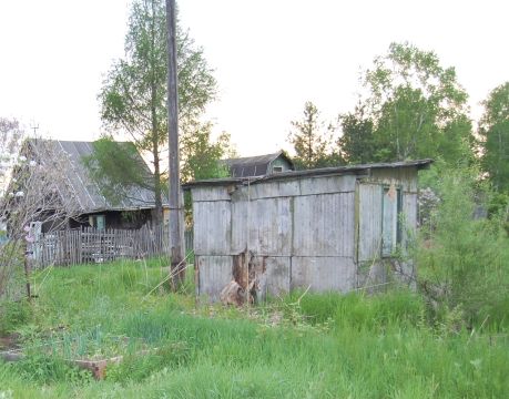 Заброшенные участки без хозяйской руки зарастают бурьяном и мусором