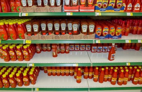 Ежегодные продажи кетчупа измеряются в сотнях миллионов долларов. Но не смотря на такую популярность и явную пользу натурального кетчупа, к потреблению его магазинного аналога диетологи рекомендуют относиться с особой осторожностью.