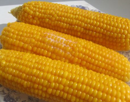 Вареная кукуруза всегда была любимым лакомством и детей, и взрослых