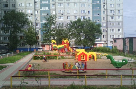 Во дворе по Ворошилова уже построили на средства гранта детскую и спортивную площадки
