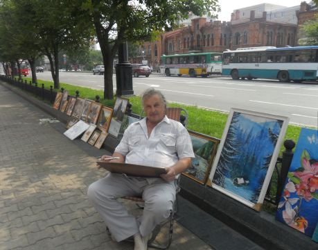 Александр Хижняк со своими работами
