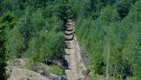 Узкая лента вскрытого рудного тела