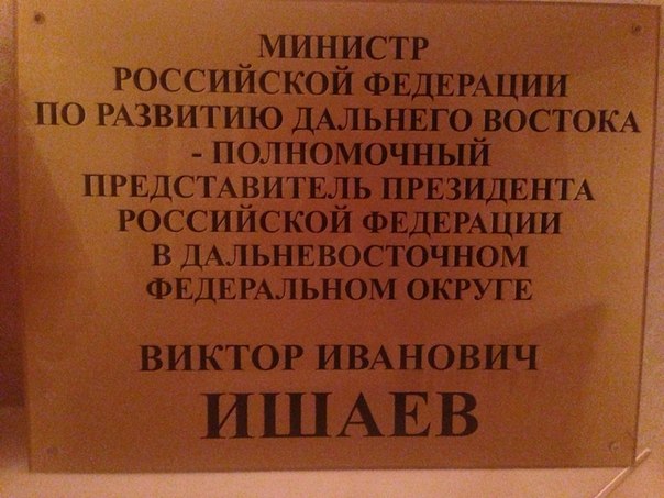 Четыре дырочки от шурупов