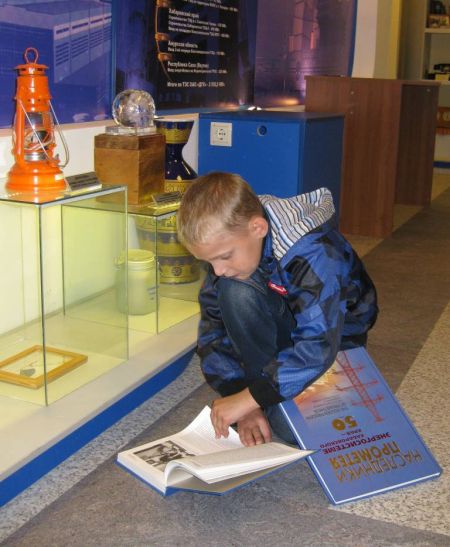 Будущего наследника Прометея уже от книжки не оторвать