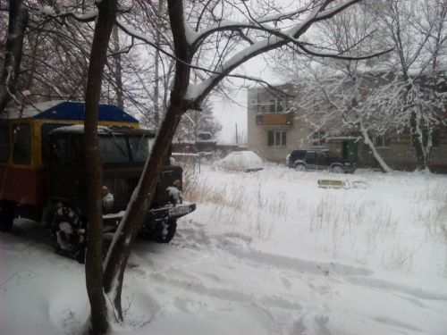 Аварийный "ГАЗ-66" прошел-таки по дамбе в поселок