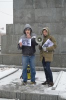 Семен Руденко показывает фото, на которых члены правительства других стран и городов ездят на общественном транспоте