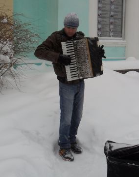 Дмитрий Шмалин играет на улице в любую погоду