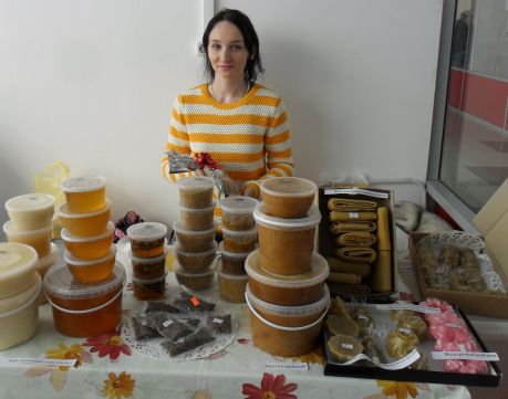 Анна Почтанцева из с. Золотой (р-он Лазо) предлагает покупателям мед и другую продукцию пчеловодства