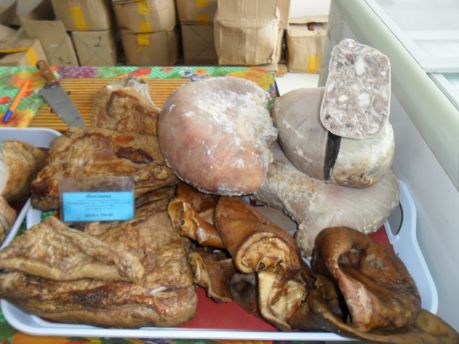 Мясные деликатесы дразнят покупателей и видом, и ароматом
