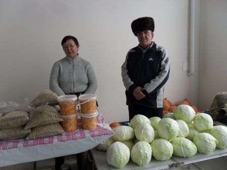 Семья фермеров Симаковых из с. Гродеково (р-он Лазо) участвуют в сельскохозяйственной ярмарке со дня ее основания