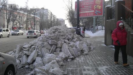 Своими силами коммерсанты убрали снег с прилегающей территории.