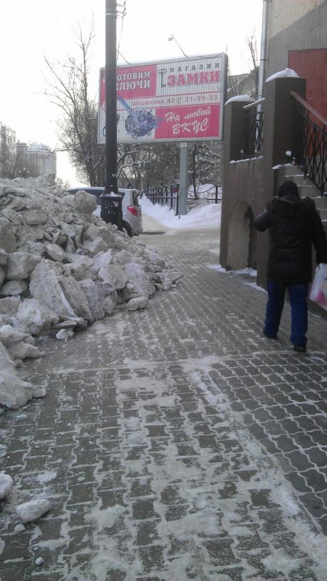 Еще вчера тротуар был чист, А сегодня на нем огромные сугробы.