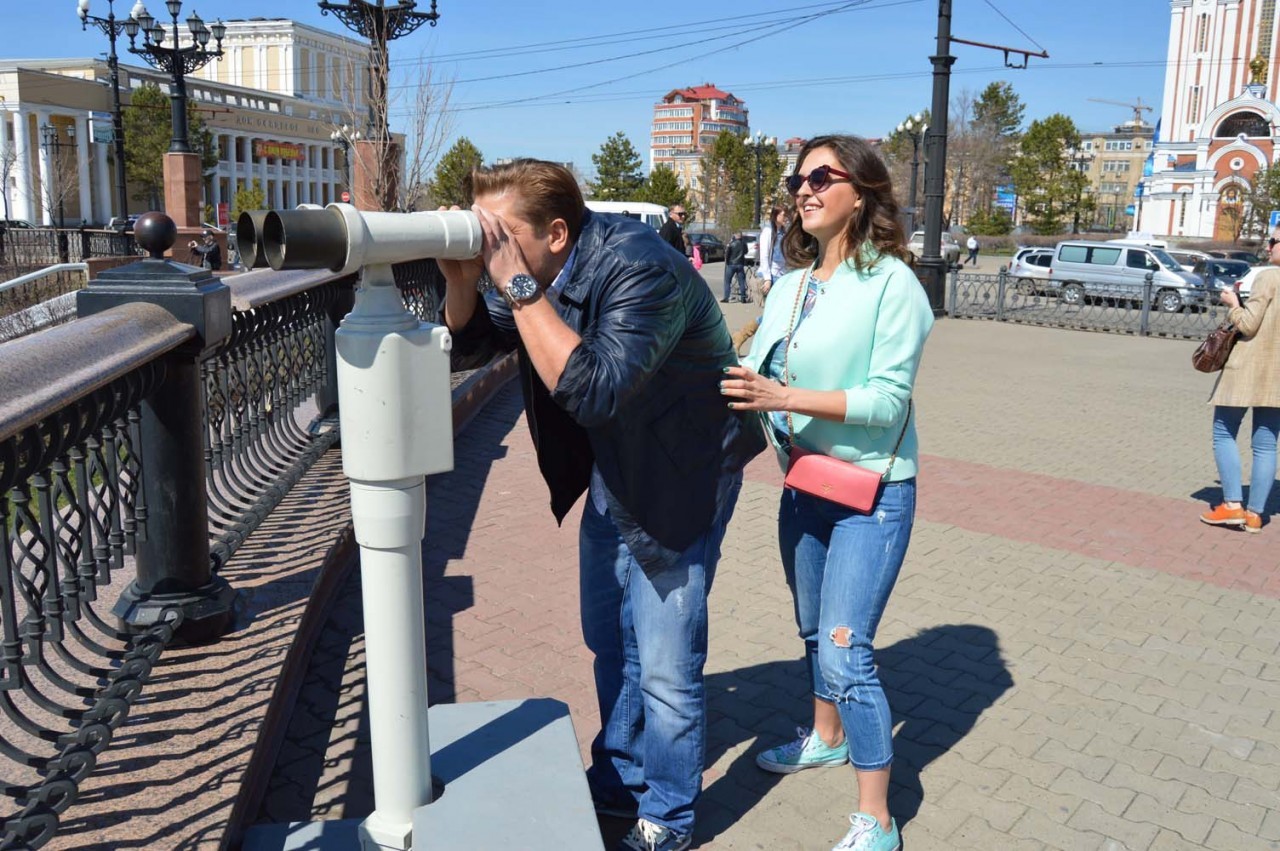 Актеры перенесли часть экранной жизни в реальную и общаются как семейная парочка, хотя встречаются только на съемочной площадке