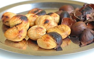 Жареные каштаны по вкусу напоминают вкус картофеля.