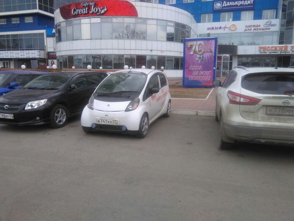 Электромобиль на Хабаровской парковке