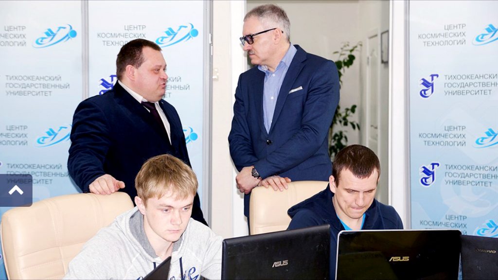 Профессор Игорь Пугачев (справа стоит) с коллегами и студентами ТОГУ трудились над заданием мэрии круглосуточно. Фото ТОГУ