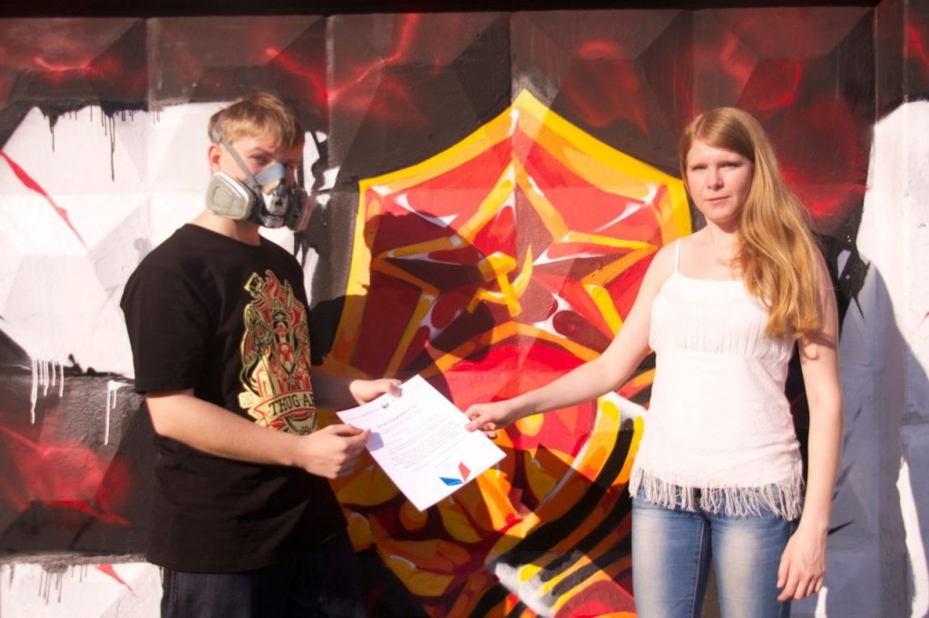 С участником граффити-тура в честь юбилея Победы