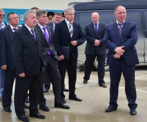 Полпред Ишаев (слева) и глава Дальспецстроя Хризман на космодроме Восточный - за месяц до их отставки. Фото Спецстроя РФ.