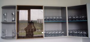 Здесь солидный запас бокалов - на всех дегустаторов хватит