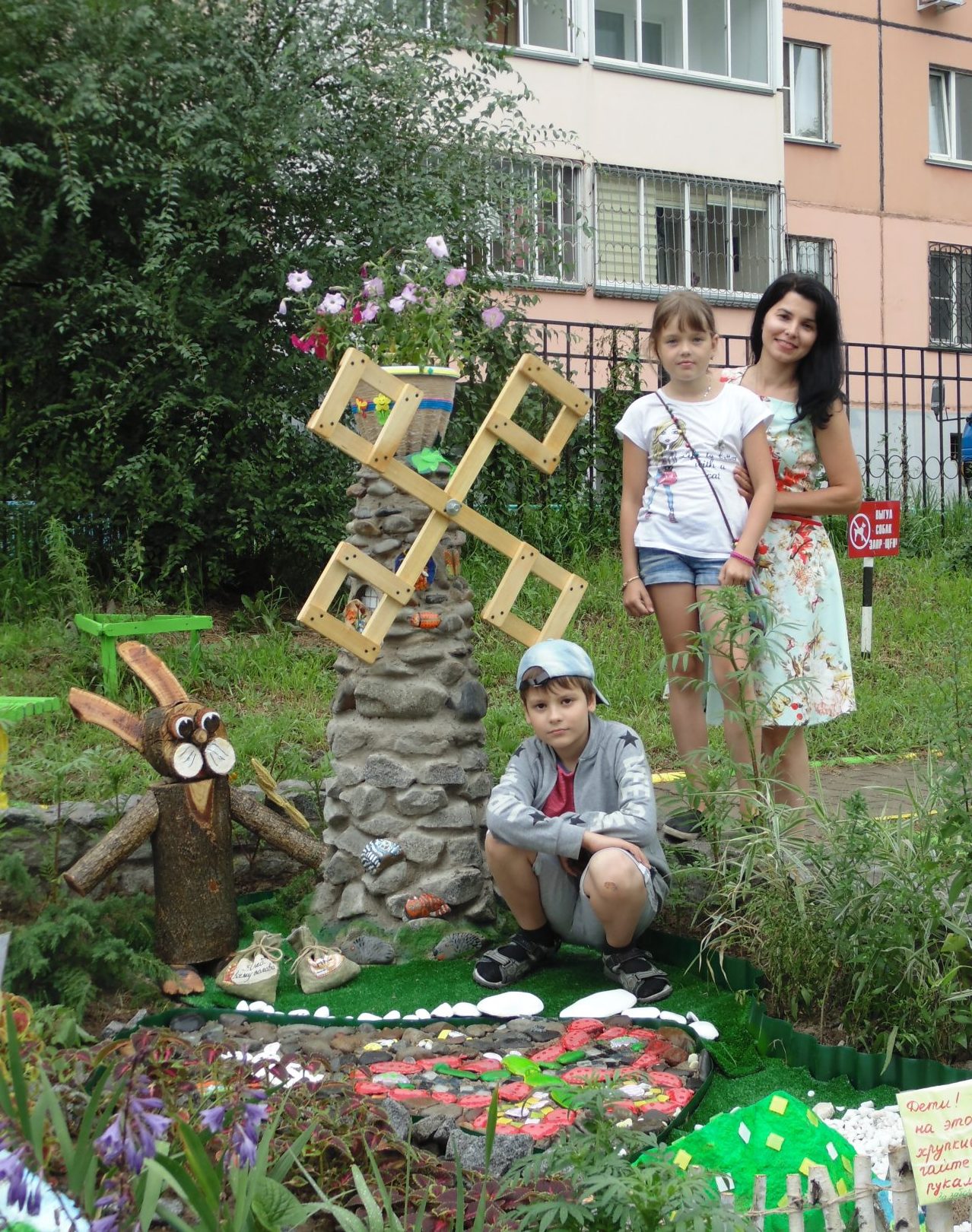 Татьяна Гладких с сыном Алешей и соседской девочкой Дашей Гордиенко