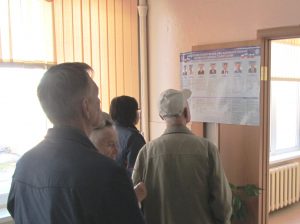 Многие избиратели узнавали своих кандидатов лишь перед урнами. Фото Вадима Решетняка.