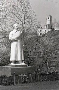 Памятник "вождю народов" на хабаровской набережной. Фото - amur-bereg.ru