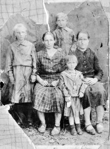 Слева направо: Маруся (моя мама), бабушка Ганна, Валя, родственница (не знаю имени), в верхнем ряду - Володя