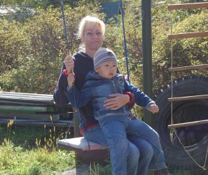 Что может быть лучше, чем долгими летними вечерами предаваться мирному ничегонеделанью, удобно расположившись на качели