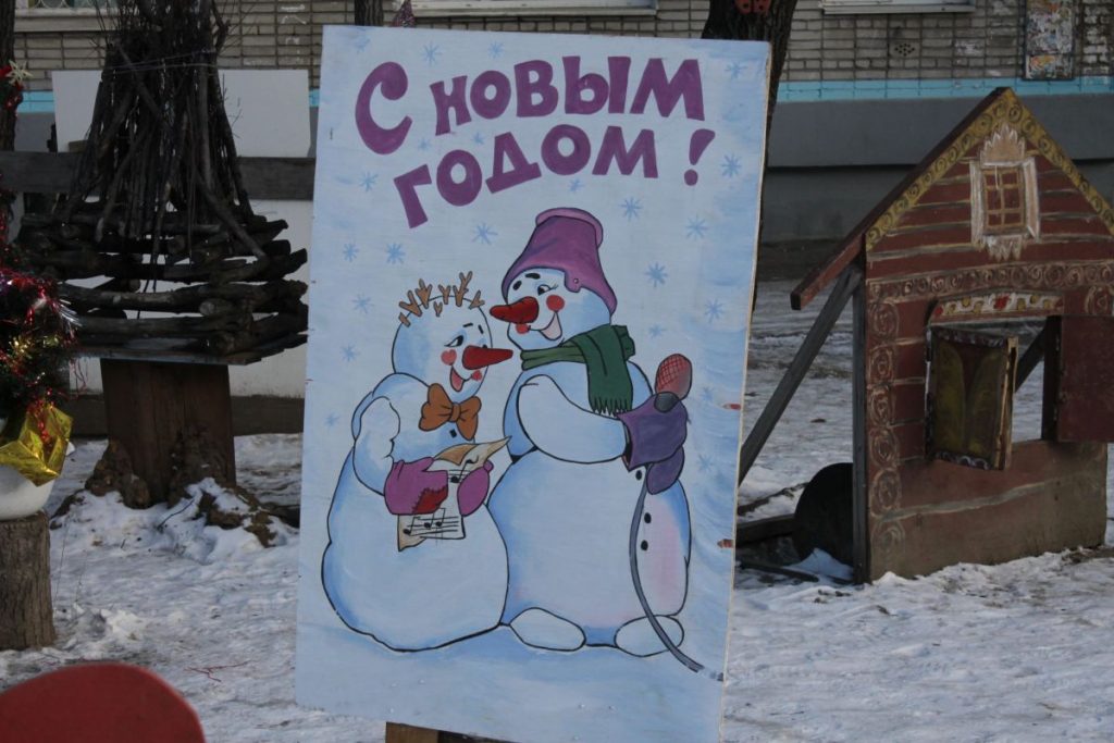 Новогоднее настроение для всех: Галина Тюкавкина самостоятельно украсила свой двор