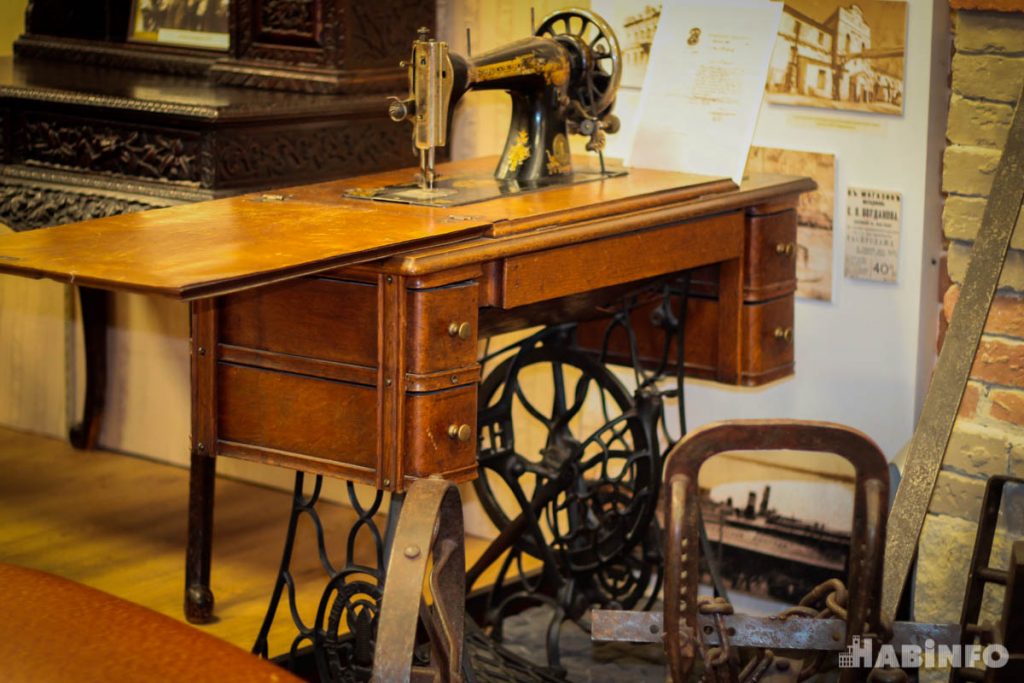 Швейная машинка "Зингер", плуг, диван и вешалка: что несут хабаровчане в Музей истории
